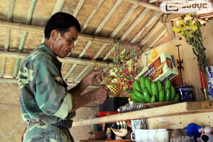 "Khách có quà đến thì phải thắp hương mời tổ tiên trước rồi mình mới được ăn. Tôi vẫn dạy các con phải làm việc thiện và sống có tôn ti trật tự", ông Được nói.